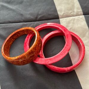 Set of 3 beautiful bangles for any type of wear.